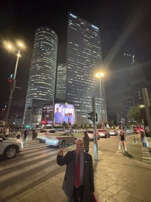 مواطن أردني يثير الجدل بزيارة الكنيست وحائط البراق - صور