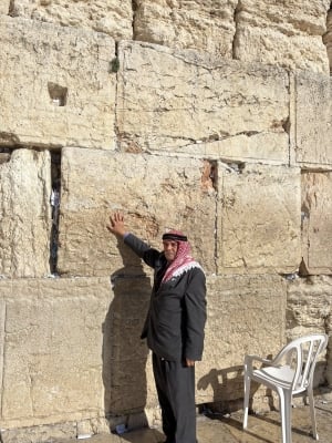 مواطن أردني يثير الجدل بزيارة الكنيست وحائط البراق - صور