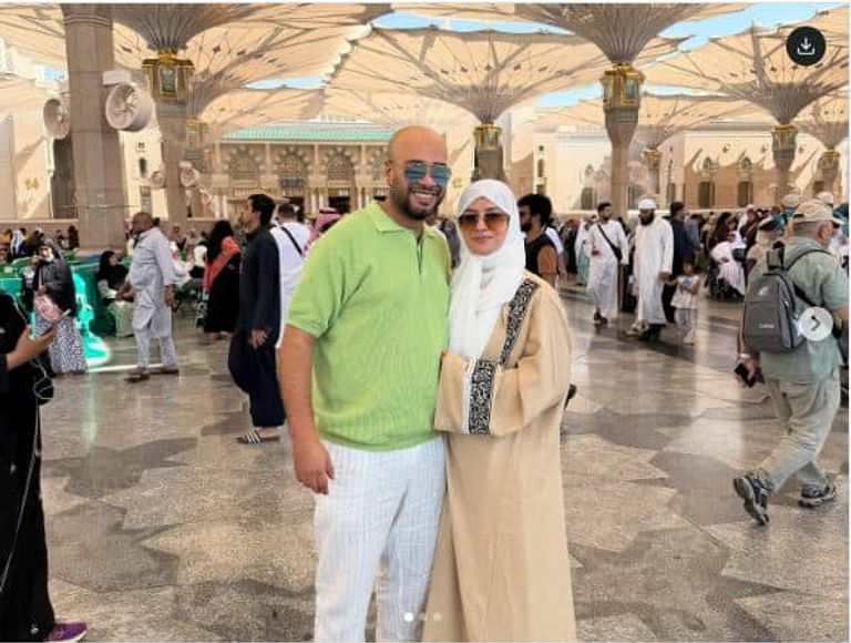 حاتم صلاح يبدأ حياته الزوجية بعمرة بعد الزفاف مباشرة