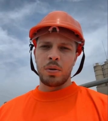 بعد أن دمرته الإصابات .. زميل رونالدو السابق يعمل في البناء