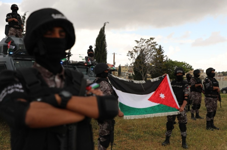 بالصور .. نشامى الأمن العام يوزعون الأعلام وينفذون فعاليات مجتمعية احتفاء بيوم العلم الأردني