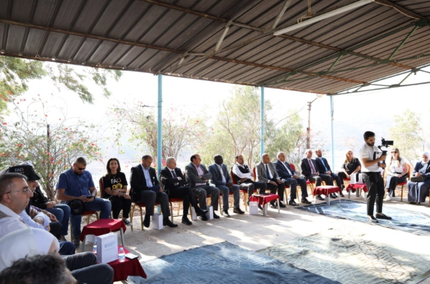 الفاو وسلطة وادي الأردن يطلعان على المشروع التجريبي لنظام الطاقه الشمسيه العائم في سد الملك طلال