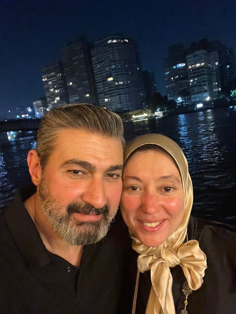 لا تظهر كثيرا.. ياسر جلال ينشر صوره مع زوجته