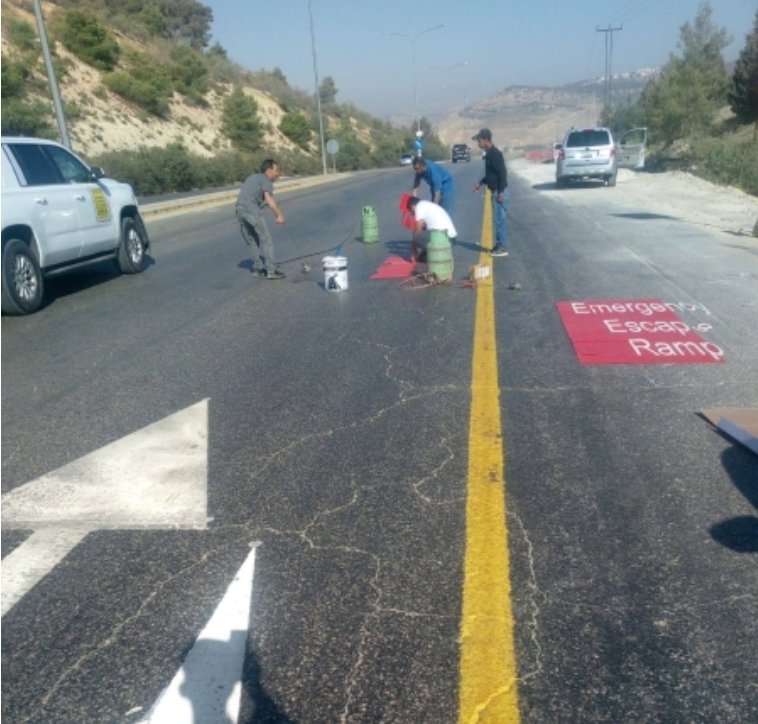 أعمال صيانة وتخطيط على طريق العدسية ناعور باتجاه الشونة وتنبيهات للسائقين