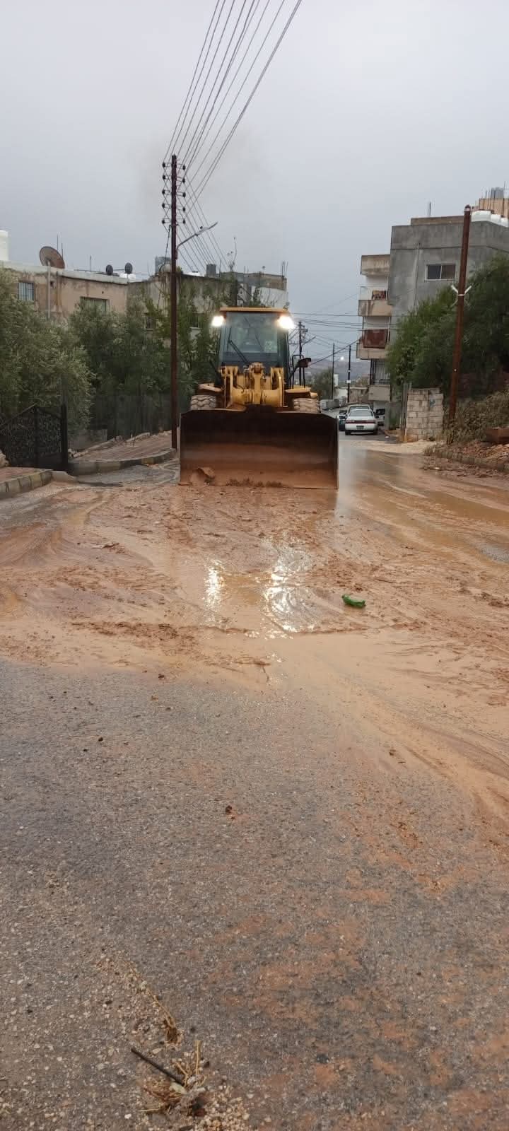 بلدية عجلون تواصل عملها على مدار الساعة لإعادة فتح الطرق المتأثرة بالمنخفض الجوي