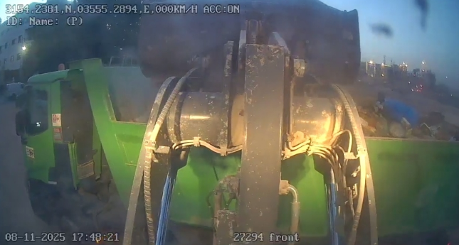 بالصور...أمانة عمان توضح تفاصيل حادثة تفريغ حاوية تحتوي على فحم مشتعل