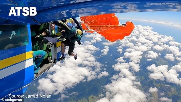 لحظات مرعبة.. مظلي ينجو بأعجوبة على ارتفاع 15000 قدم بعد أن علق بجناح الطائرة (صور فيديو)