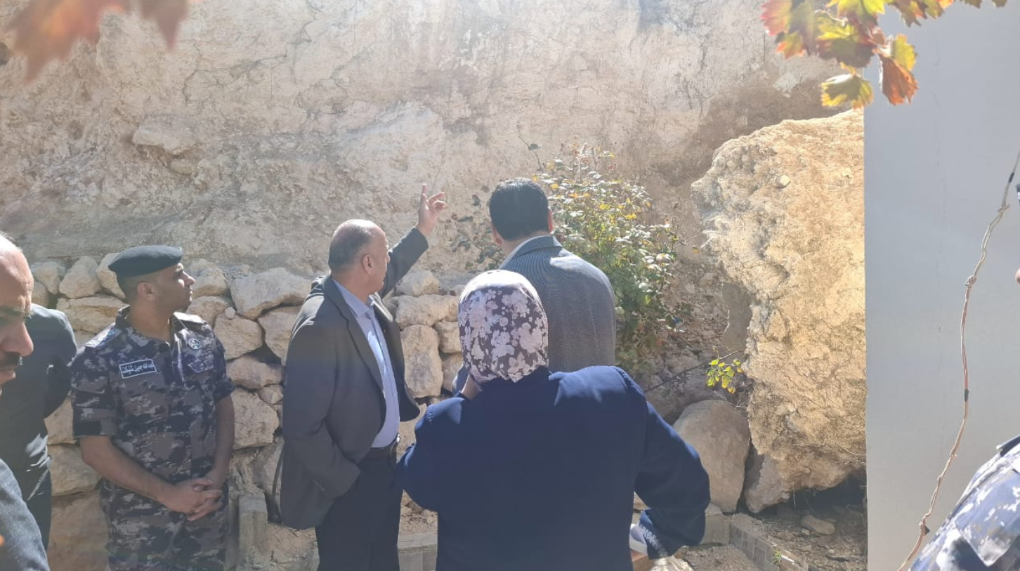 انهيارات صخرية تحدث أضرارا لأحد المنازل في الطفيلة .