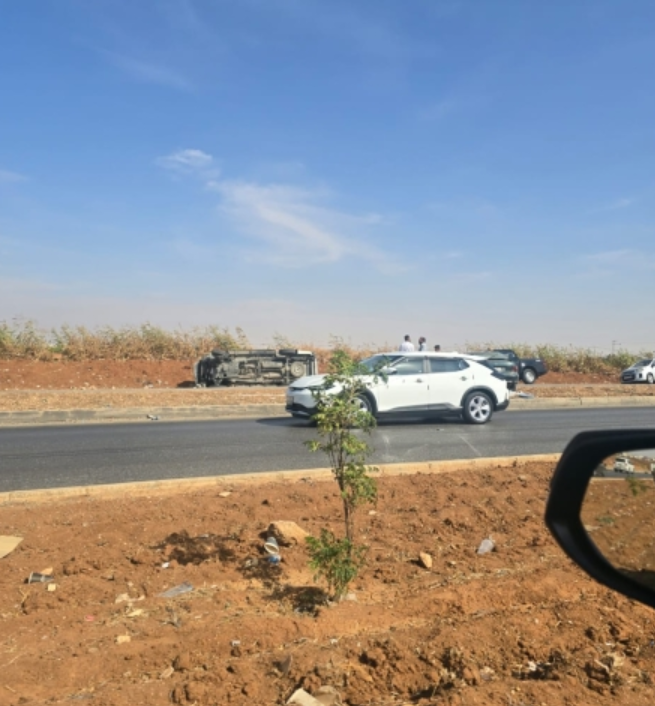 بالصور ... حادث تصادم بين مركبتين على شارع البترا في إربد