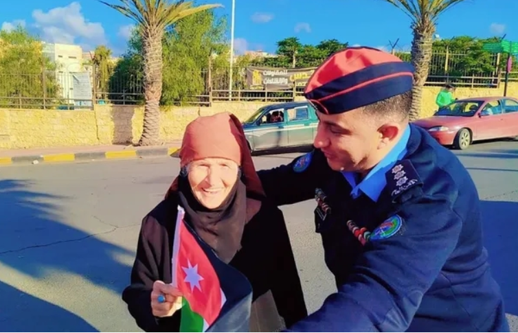 بالصور .. نشامى الأمن العام يوزعون الأعلام وينفذون فعاليات مجتمعية احتفاء بيوم العلم الأردني