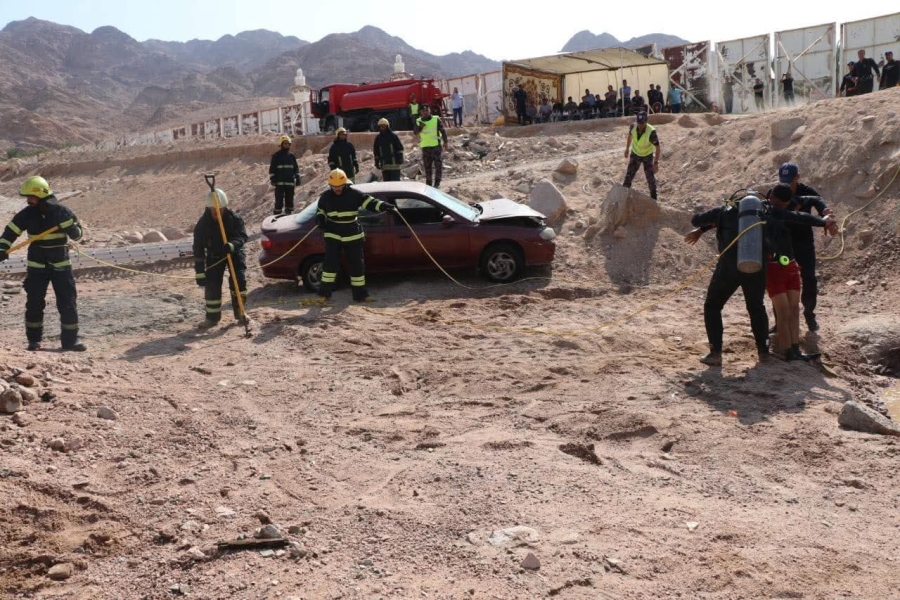 بالصور.. الدفاع المدني ينفذ تمرينا وهميا في العقبة للتعامل مع حالات الغرق والسيول