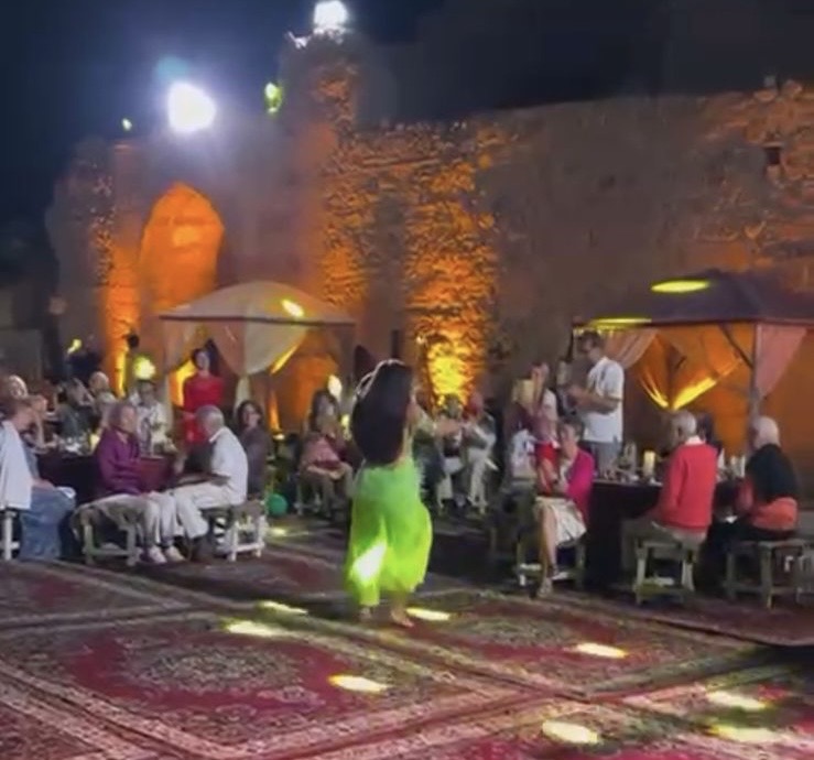 حفل خادش للحياء في بيت الشريف الحسين بالعقبة بستفز نوابها صور