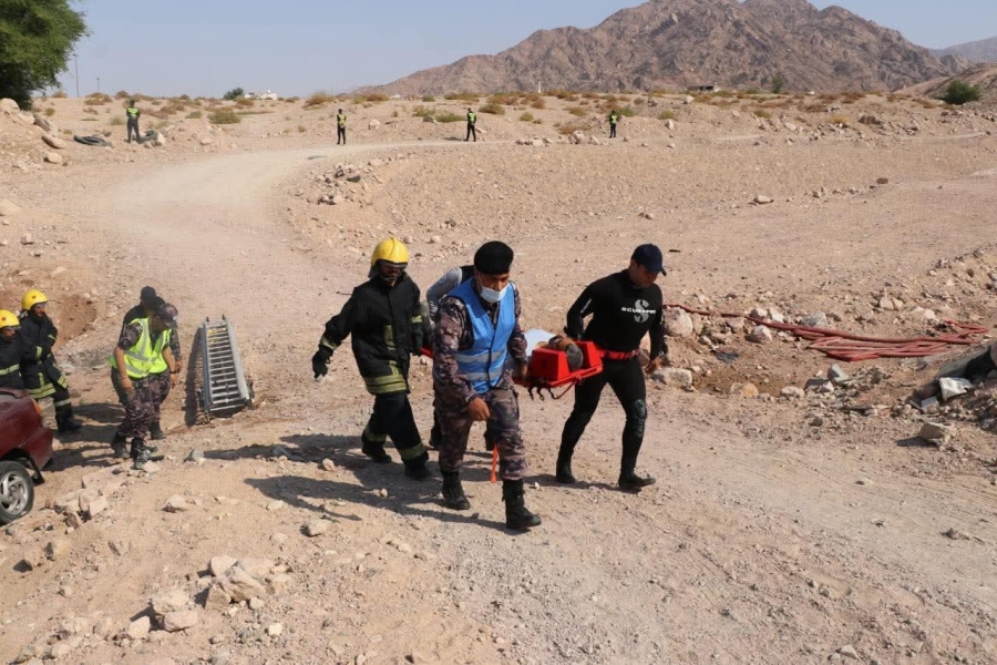 بالصور.. الدفاع المدني ينفذ تمرينا وهميا في العقبة للتعامل مع حالات الغرق والسيول