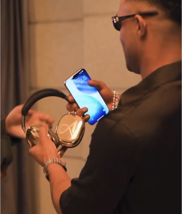 مطلية بالذهب.. هدايا إماراتية لمحمد رمضان تشعل الجدل (صور)