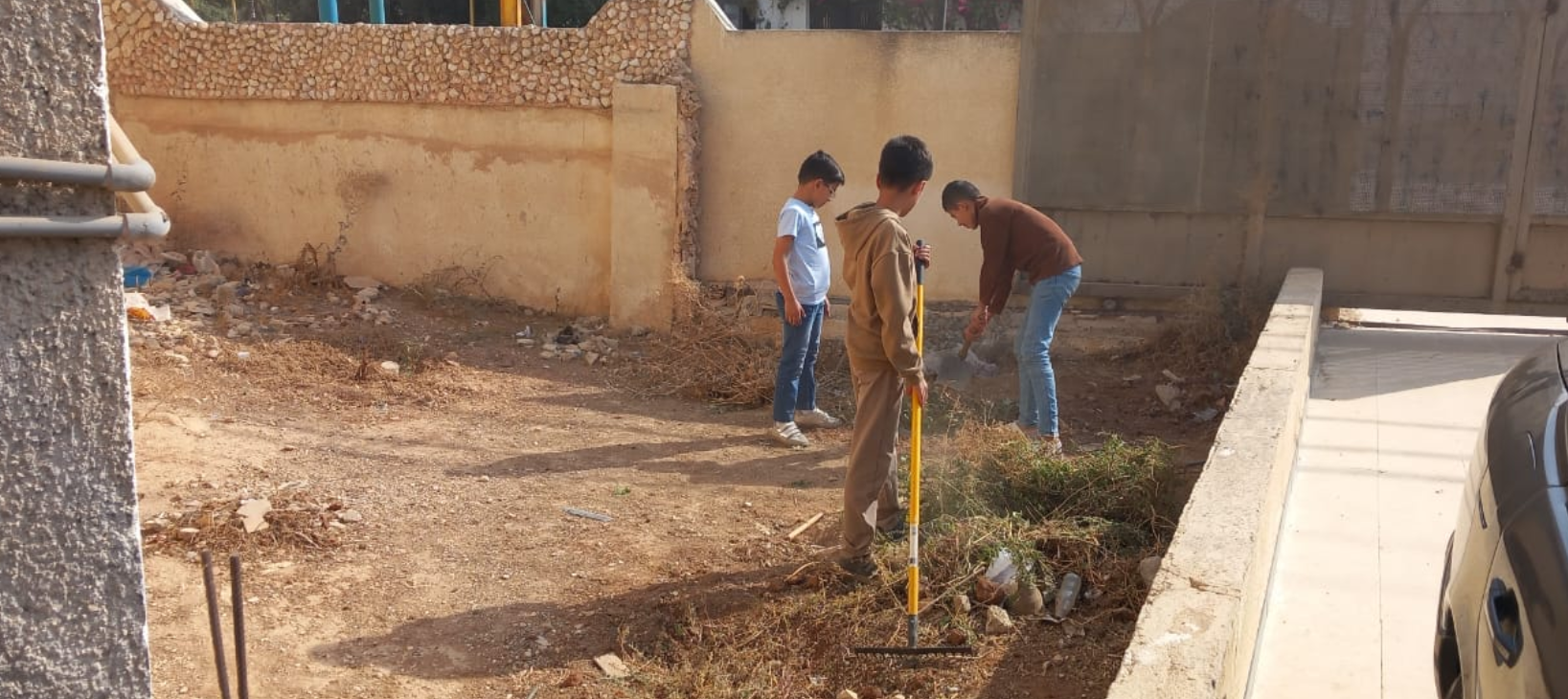 مركز شباب البويضة ينفذ يوما تطوعيا لتنظيف محيط المركز