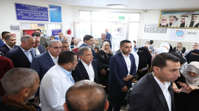 رئيس الوزراء يتفقد مركز خريبة السوق الصحي ويوجه بتطويره وتزويده بالكادر الطبي