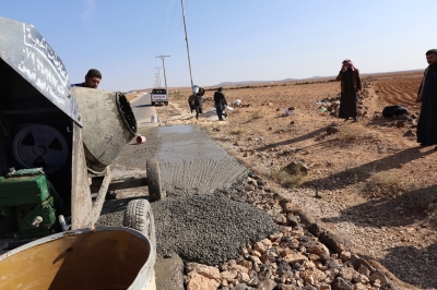 حل مبتكر.. بلدية أردنية تنفذ توسعة لطريق بـ (صبة اسمنتية) - صور