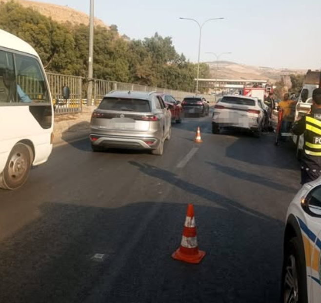 الدوريات الخارجية تتعامل مع حادث تصادم وقع قبل محطة سيل جرش