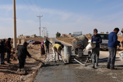 حل مبتكر.. بلدية أردنية تنفذ توسعة لطريق بـ (صبة اسمنتية) - صور