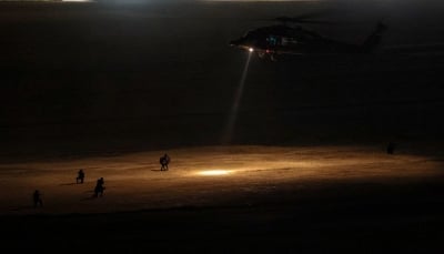 (بالصور) الحنيطي ونظيره البحريني يتابعان تمرين صقور الهواشم 6 الليلي