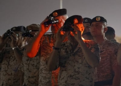 (بالصور) الحنيطي ونظيره البحريني يتابعان تمرين صقور الهواشم 6 الليلي