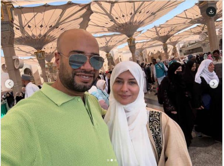 حاتم صلاح يبدأ حياته الزوجية بعمرة بعد الزفاف مباشرة