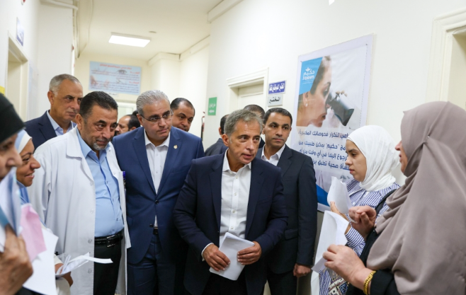 رئيس الوزراء يتفقد مركز خريبة السوق الصحي ويوجه بتطويره وتزويده بالكادر الطبي