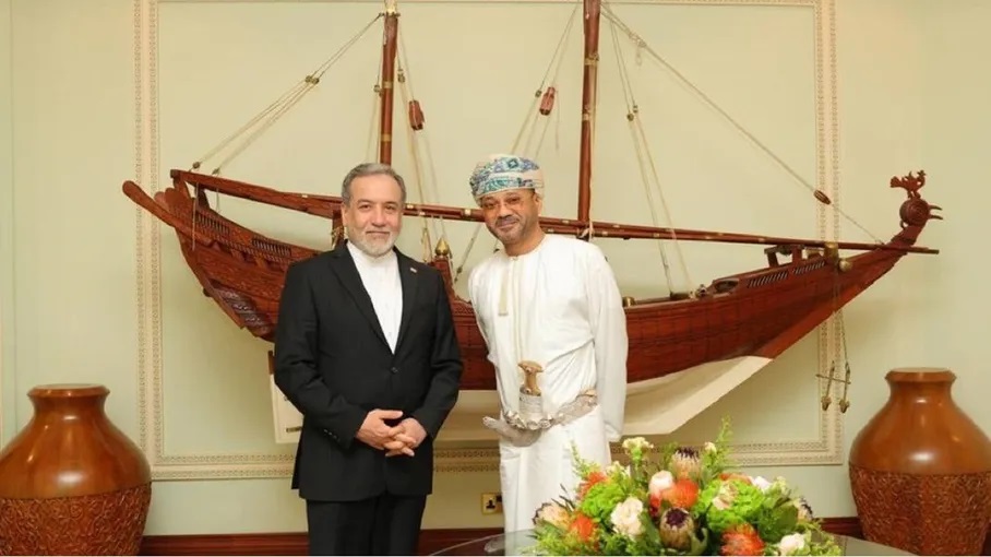 مع صورة لافتة .. وزير الخارجية العماني يكشف فحوى لقائه بعراقجي 