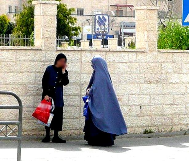 بالصور - فتوى دينية يهودية تلزم النساء الإسرائيليات بارتداء النقاب وعباءة و...